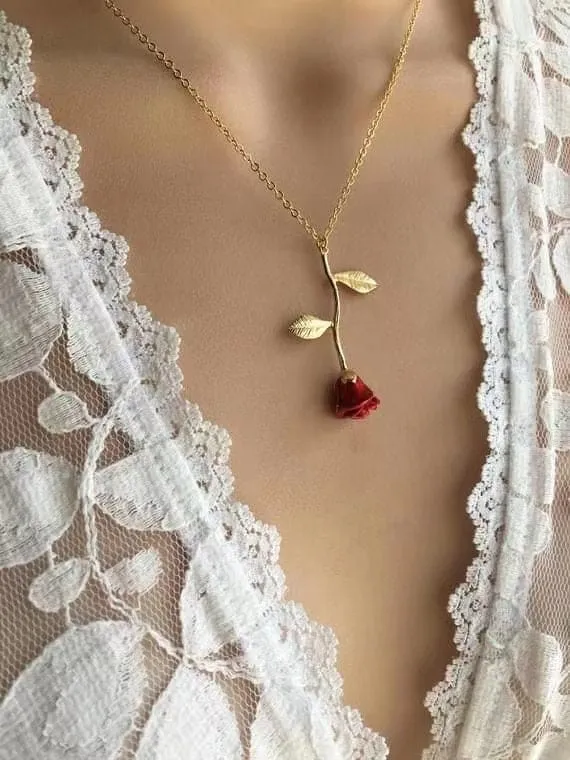 Chic Red Rose Pendant Necklace